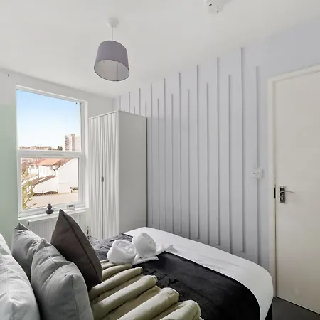 The Elegant Gem - Sleeps 6 Apartment Bristol